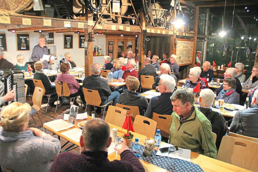 Beim plattdeutschen Abend im Heimathaus sorgten viele Akteure für ein gutes Gelingen. Foto: Anne Reinker