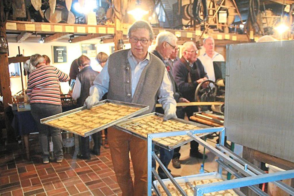 Statt heiß und fettig hieß es im Heimathaus beim Spekulatiusbacken heiß und knusprig