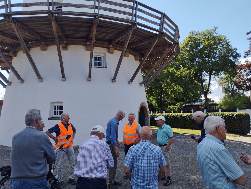 Biäwersänger radeln zur Windmühle Glandorf