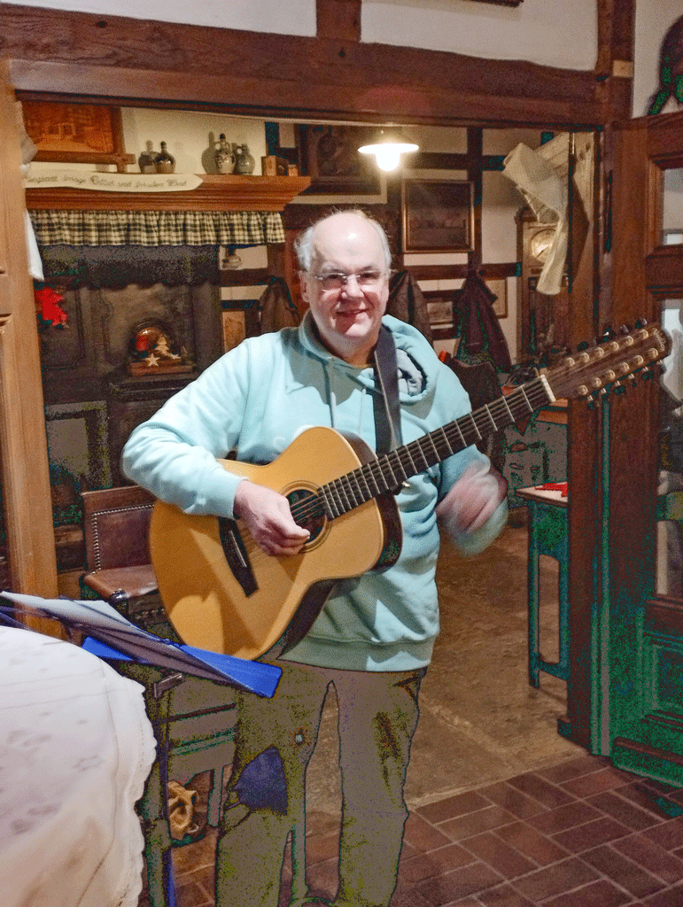 Werner Kövener begleitete den Gesang auf der Gitarre.
